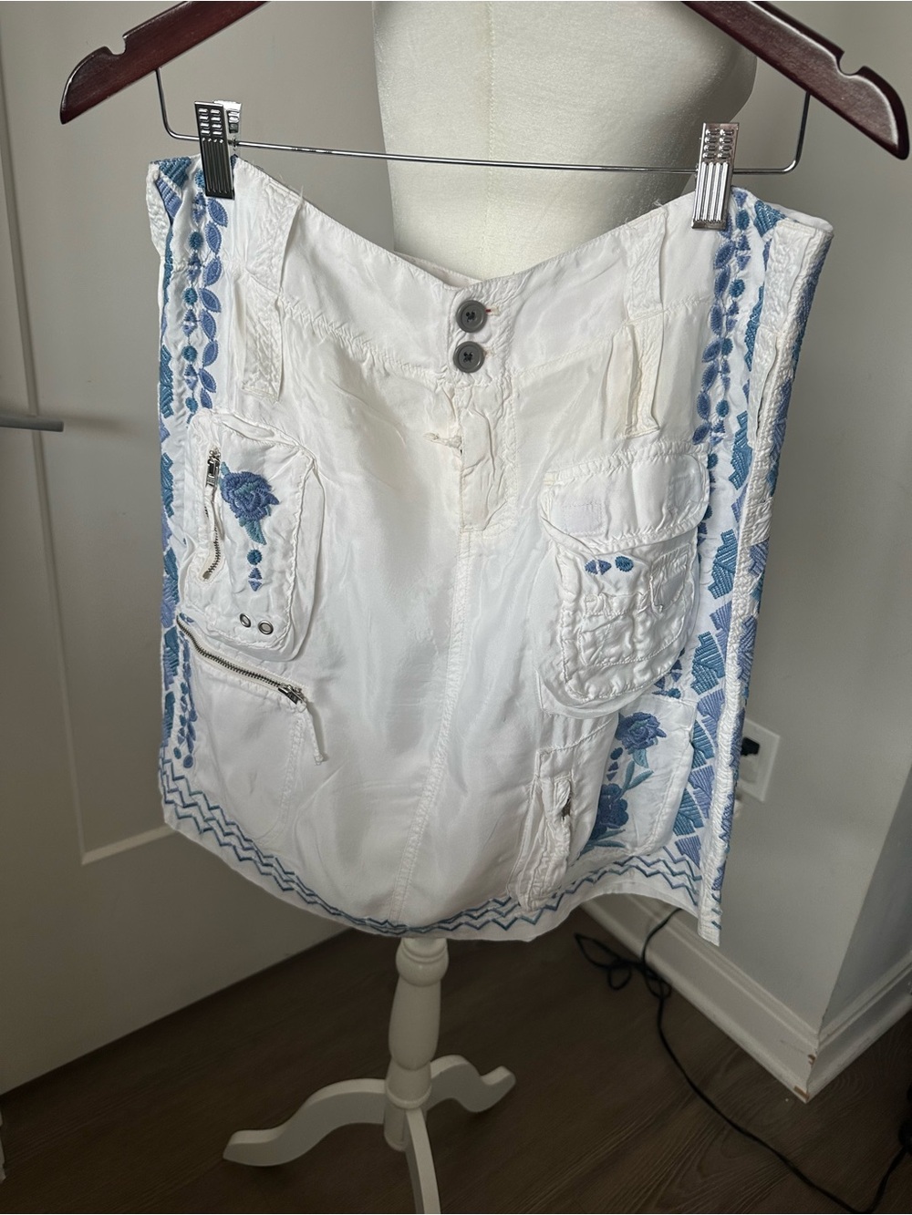 Johnny Was S\M White Mini Skirt with Blue Embroidered Detail